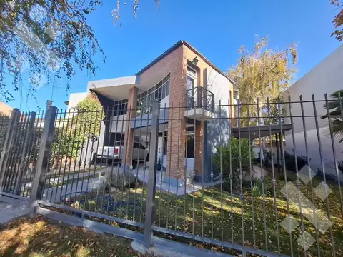 VENTA CASA 4 DORMITORIOS - B° MANZANAR, CIPOLLETTI