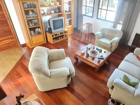 VENTA CASA 4 AMB CON FONDO, QUINCHO Y COCHERA QUILMES