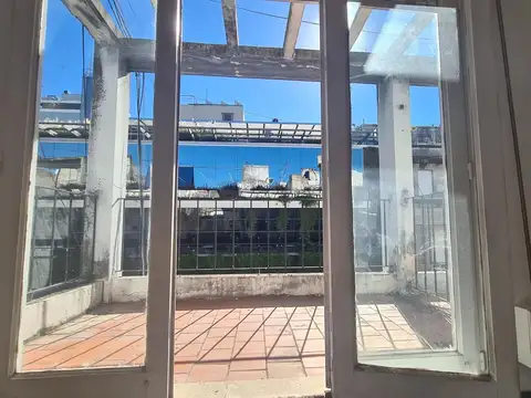 OFICINA CÉNTRICA CON BALCÓN AL FRENTE