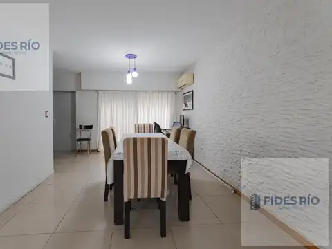 Venta - Casa de 4 Dormitorios con Cochera y Patio con Parrillero en Barrio Abasto