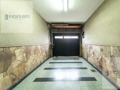 Venta - Casa de 4 Dormitorios con Cochera y Patio con Parrillero en Barrio Abasto