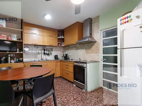 Casa 6 ambientes con 2 baños
