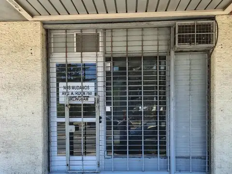 LOCAL EN HURLINGHAM , ACEPTA  PERMUTA POR DEPTO.O AUTO