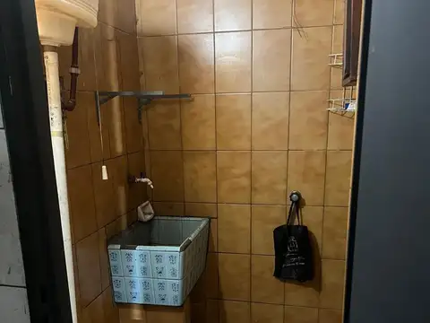 Galpon en Venta con departamento 2 ambientes techo de loza