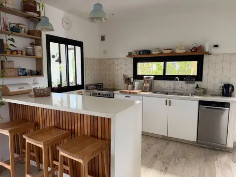 Casa en Alquiler con 2 cocheras