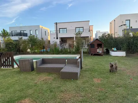 Casa 6 ambientes con 2 baños