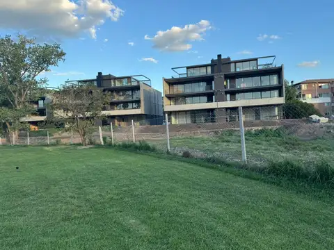 VENTA Departamento 4 amb c dependencia y  jardín Club de Campo Hacoaj --- Tigre