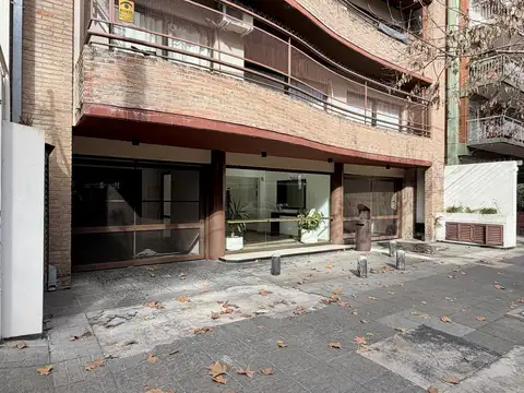 Piso de cuatro ambientes con cochera a la venta en el Centro de Martínez.