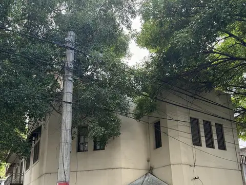 Casa en Echesortu. 4 Dormitorios. Patio. Cochera. Quincho.