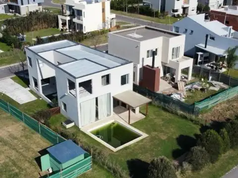 Casa 5 ambientes con 3 baños