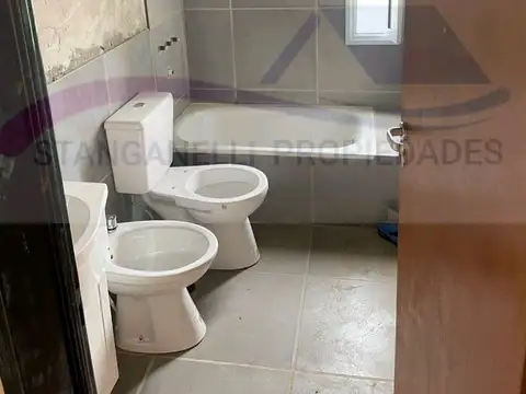Casa en Alquiler con 2 cocheras