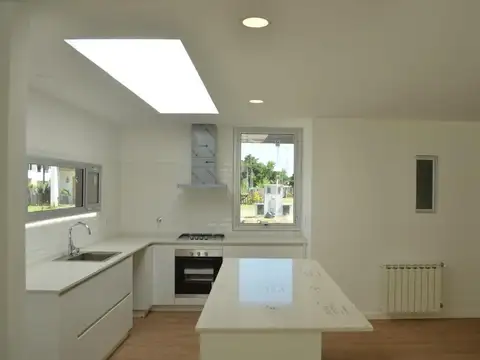 Casa en Alquiler con 5 cocheras