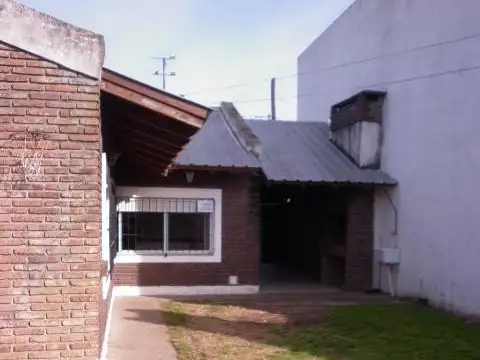 Casa 5 ambientes con 1 baño