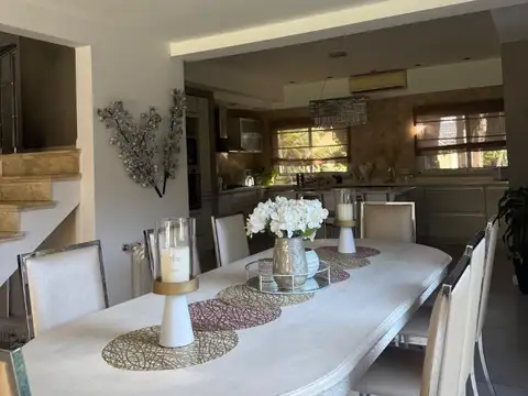 Casa en Venta con 3 cocheras