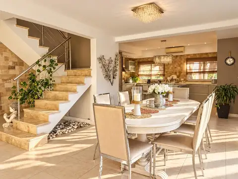 Casa en Venta con 3 cocheras