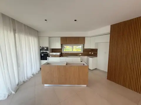 Casa en Alquiler con 5 cocheras