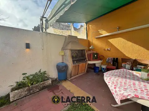 Casa en Alquiler con 2 cocheras