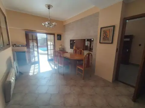 Casa 6 ambientes con 4 baños