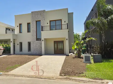 Casa 5 ambientes con 4 baños