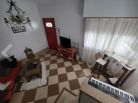 Casa dos pisos + terraza patio parrilla y garage