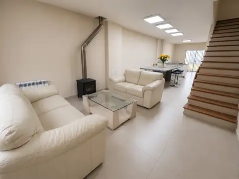 Duplex en Venta en Florida Oeste - 3 Dorm., Suite, Jardin y Cochera