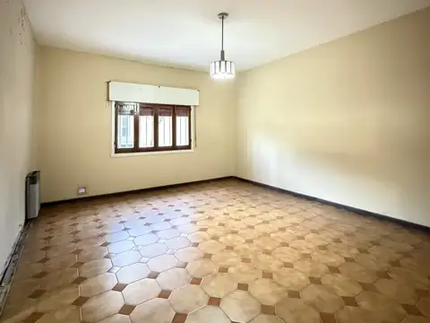 Casa 7 ambientes con 1 baño