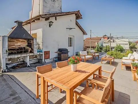 Casa 4 ambientes en venta a reciclar con patio, terraza y cochera en Ramos Mejía