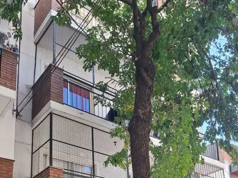 Muy luminoso 2 ambientes con balcón