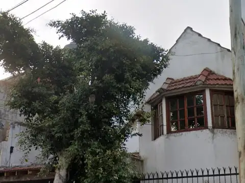 Casa Venta 4 amb. c/ jardín y cochera.