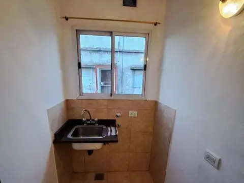 Alquiler de 3 ambientes sobre Roca al 2200 en un primer piso