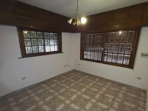 EXCELENTE CASA 3 AMB + DEPTO 2 AMB Y PATIO EN TEMPERLEY!