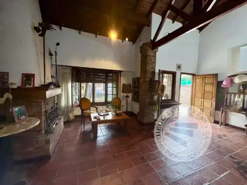 Excelente Chalet sobre gran lote en 2 plantas, Olivos