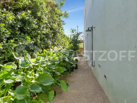 Casa en venta en Albanueva, 4 dormitorios, impecable, en esquina