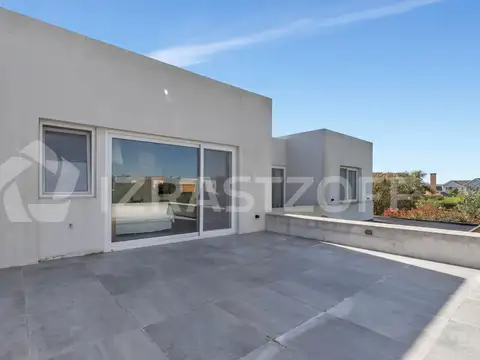 Casa en Venta con 4 cocheras