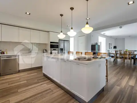 Casa en venta en Albanueva, 4 dormitorios, impecable, en esquina