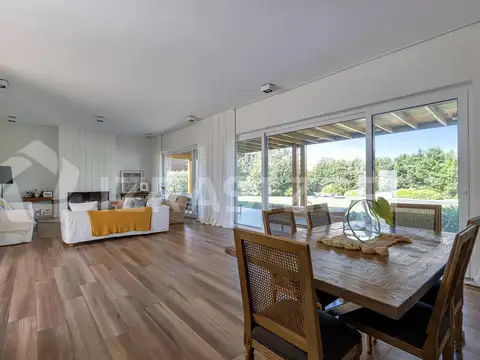 Casa 10 ambientes con 6 baños
