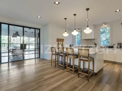 Casa en Venta con 4 cocheras