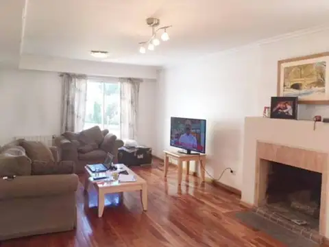 Casa en Venta en Abril Club De Campo, USD 650.000