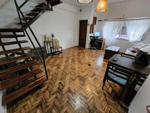 SOLIDO DUPLEX DE 4 AMBIENTES EN VENTA CON PATIO Y TERRAZA EN OLIVOS