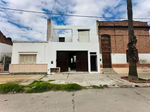 Salón comercial + departamento con terraza y balcón en San Jerónimo