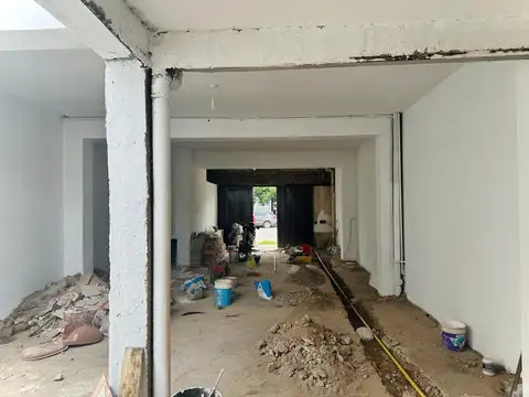 Salón comercial + departamento con terraza y balcón en San Jerónimo