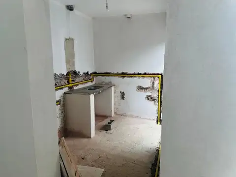 Salón comercial + departamento con terraza y balcón en San Jerónimo