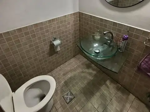 Casa 6 ambientes con 2 baños