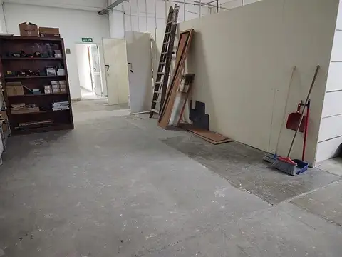 Depósito con oficinas en Coghlan 300m2 totales