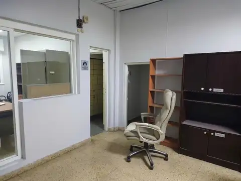 Depósito con oficinas en Coghlan 300m2 totales