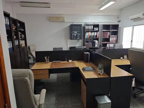 Depósito con oficinas en alquiler en Zona Norte CABA 300 m2 totales