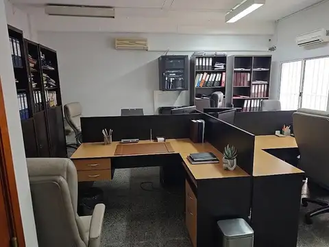 Depósito con oficinas en alquiler en Zona Norte CABA 300 m2 totales