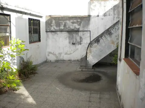 Casa con cochera pasante + importante galpón a Reciclar o demoler + Local con renta