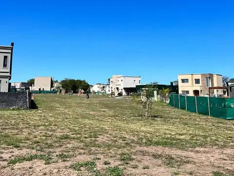 Excelente lote central con fondo verde - Barrio Santa Lucía - Pilar del Este