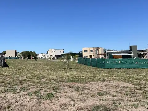 Excelente lote central con fondo verde - Barrio Santa Lucía - Pilar del Este